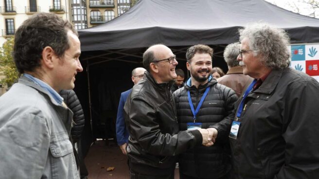 Joan Tardá y Gabriel Rufián saludan a un diputado del PNV y a los organizadores de la consulta de 'Gure Esku Dago'.