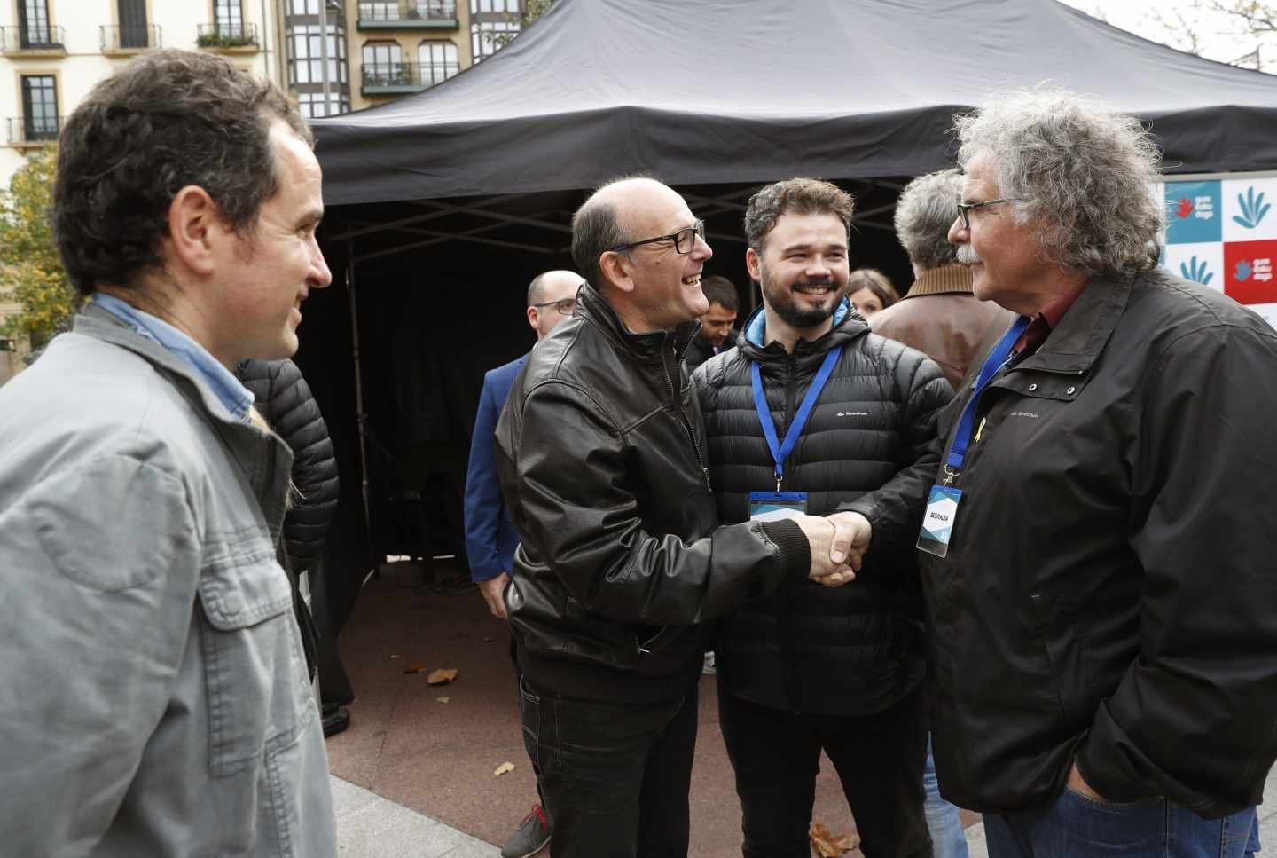 Joan Tardá y Gabriel Rufián saludan a un diputado del PNV y a los organizadores de la consulta de 'Gure Esku Dago'.