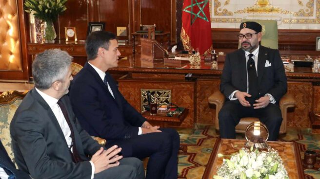 El presidente del Gobierno español, Pedro Sánchez (2i), junto al ministro del Interior, Fernando Grande-Marlaska (i), durante la reunión que ha mantenido hoy con el rey Mohamed VI (c) de Marruecos.