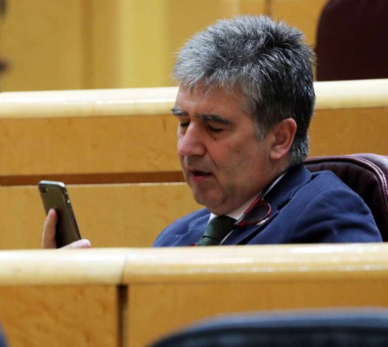 Caza de brujas en el PP para descubrir a la persona que filtró el 'whatsapp' de Cosidó