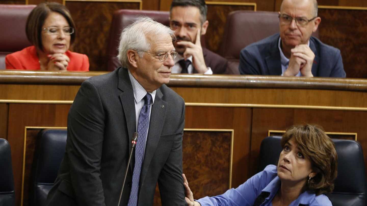 El ministro de Asuntos Exteriores Josep Borrell y la ministra de Justicia Dolores Delgado, durante la sesión de control.