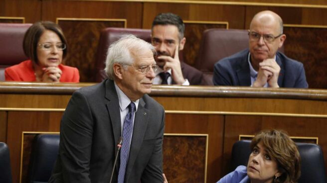 El ministro de Asuntos Exteriores Josep Borrell y la ministra de Justicia Dolores Delgado, durante la sesión de control.
