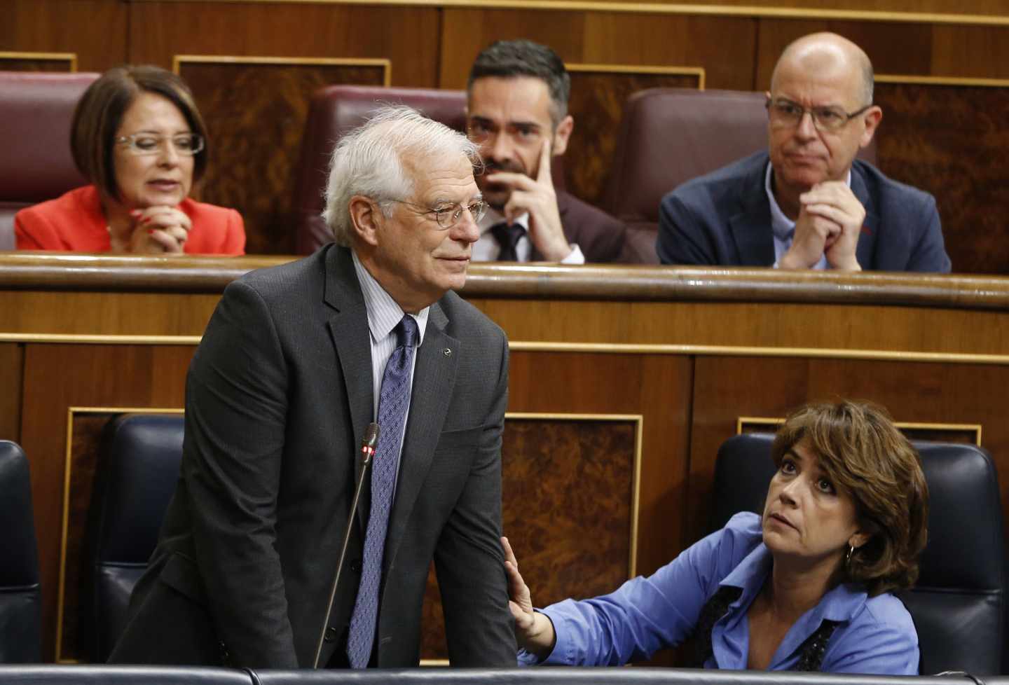 El ministro de Asuntos Exteriores Josep Borrell y la ministra de Justicia Dolores Delgado, durante la sesión de control.