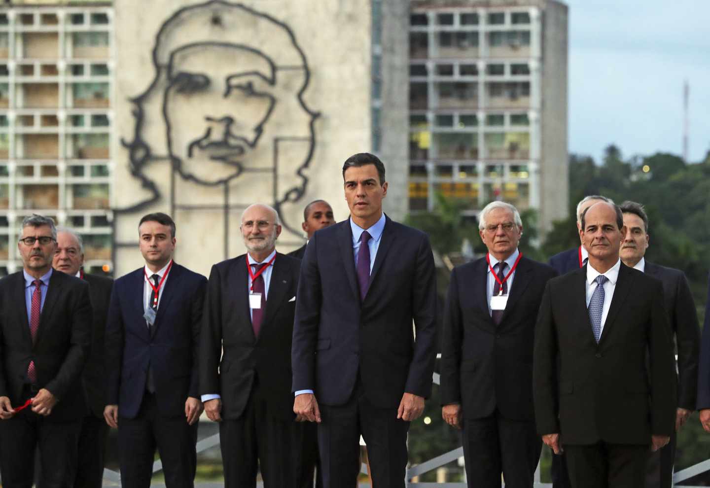 Pedro Sánchez, durante una ofrenda floral en La Habana (Cuba).