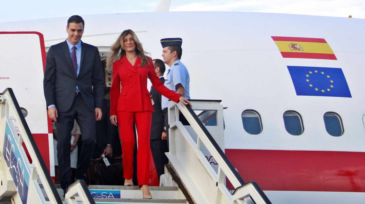 Pedro Sánchez y su mujer, Begoña Gómez, descendiendo del airbus presidencial a su llegada a Cuba.