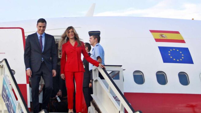 Pedro Sánchez y su mujer, Begoña Gómez, descendiendo del airbus presidencial a su llegada a Cuba.