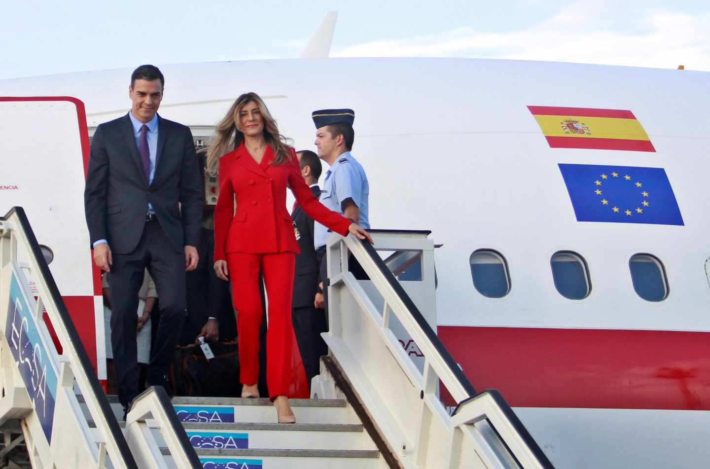 Pedro Sánchez y su mujer, Begoña Gómez, descendiendo del airbus presidencial a su llegada a Cuba.