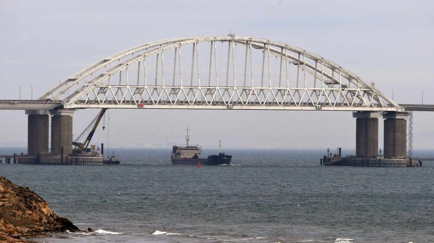 Colisionan buques militares de Rusia y Ucrania — Tensión en Crimea Colisionan buques militares de Rusia y Ucrania — Tensión en Crimea