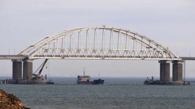 Vista de un puente sobre el estrecho de Kerch, que une Crimea y Rusia. Vista de un puente sobre el estrecho de Kerch, que une Crimea y Rusia.