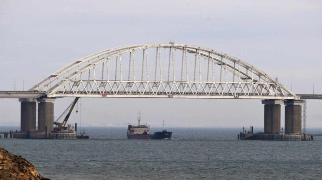 Vista de un puente sobre el estrecho de Kerch, que une Crimea y Rusia.