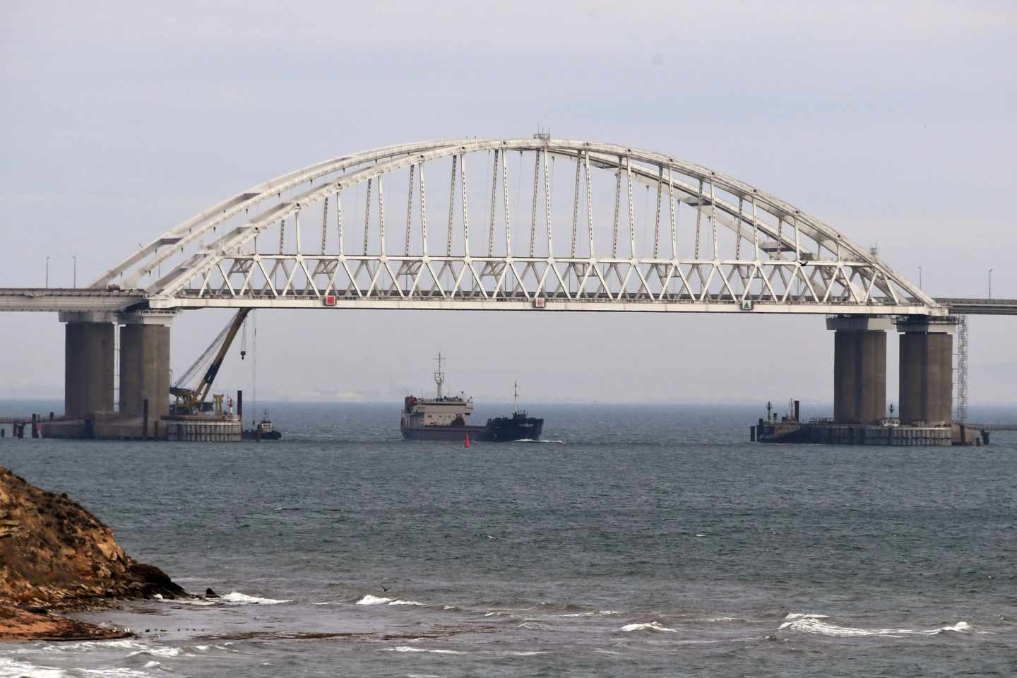 Vista de un puente sobre el estrecho de Kerch, que une Crimea y Rusia.