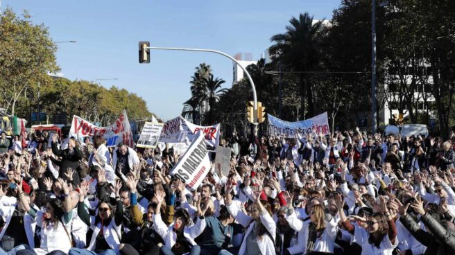 El Govern cierra un acuerdo con los médicos para desconvocar la huelga tras cuatro días de paro