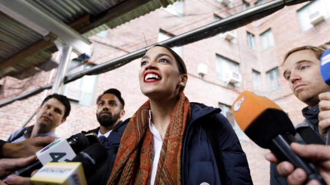 La gira americana de Ayuso podría terminar con una foto en Washington con Ocasio-Cortez