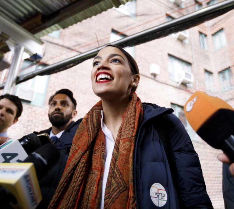 La gira americana de Ayuso podría terminar con una foto en Washington con Ocasio-Cortez