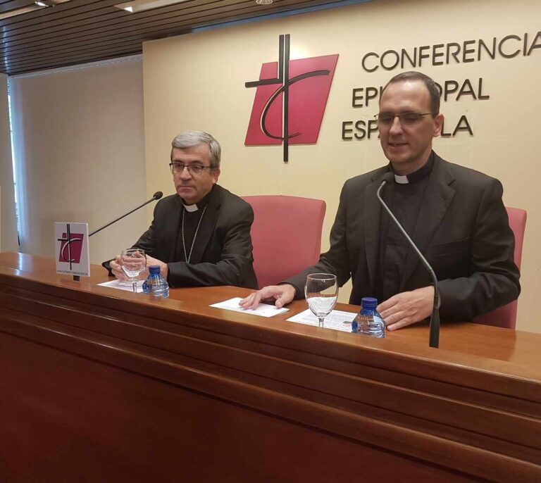 El secretario de la Conferencia Episcopal dice que los sacerdotes "deben ser enteramente varones, heterosexuales"