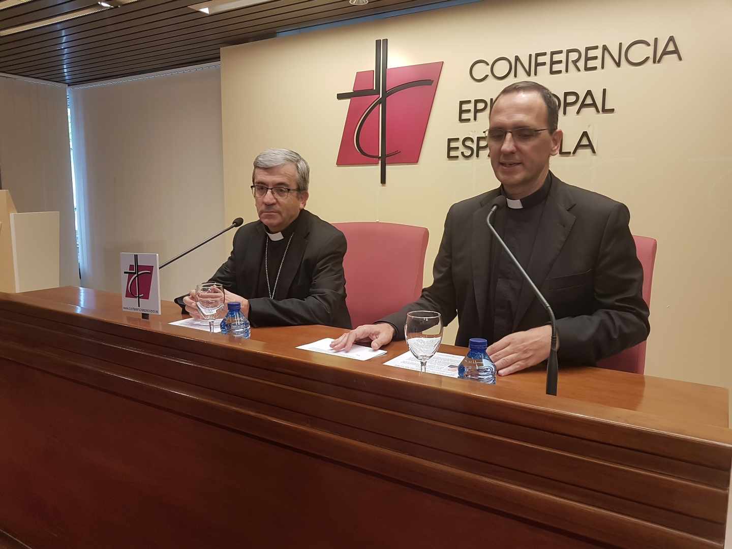 Luis Argüello y José Gabriel Vera, en la Conferencia Episcopal.