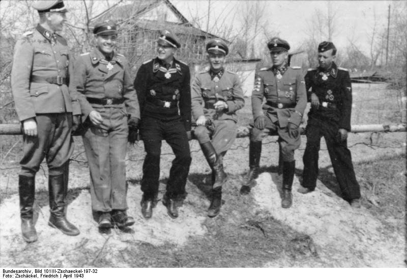 Oficiales de las Waffen-SS, uno de los cuerpos del ejército nazi para los que Hugo Boss fabricó uniformes.