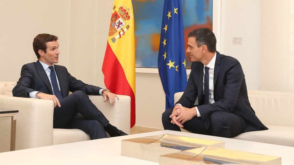 Pablo Casado y Pedro Sánchez, durante el encuentro que ambos mantuvieron en La Moncloa el pasado 2 de agosto.