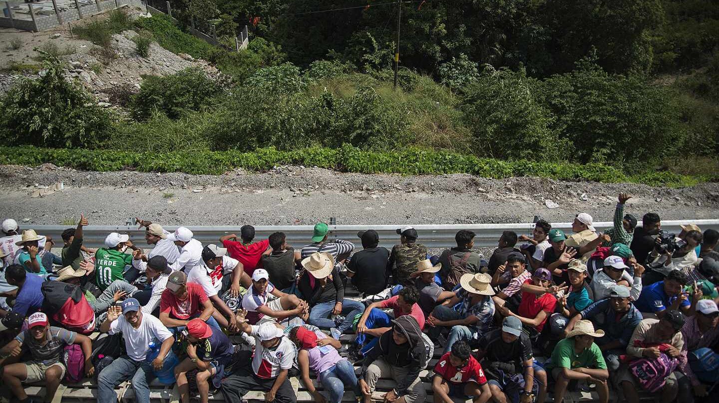 La principal caravana de migrantes, a su paso por Juchitán, en México