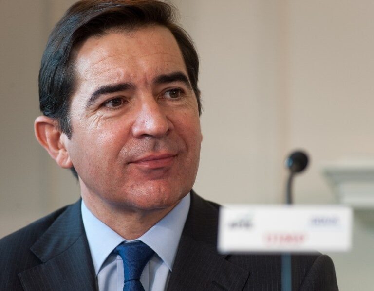 Torres Vila suma dos nuevos candidatos a la carrera para 'número dos' de BBVA