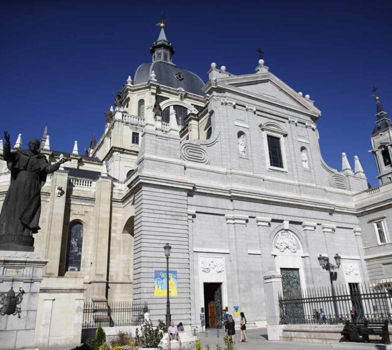 La familia insiste en enterrar a Franco en La Almudena porque es "altamente segura"
