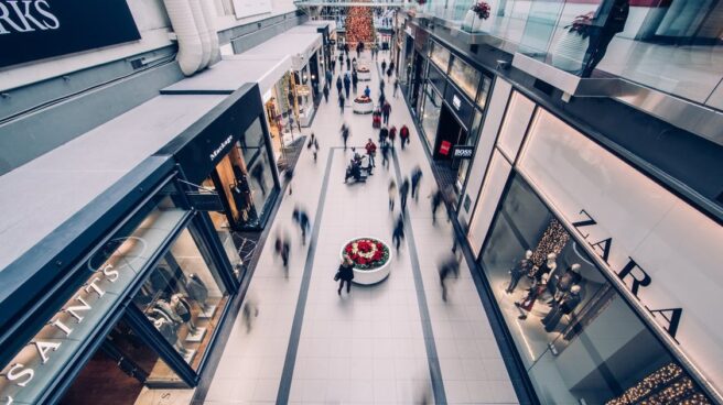 Tiendas de moda en un centro comercial.