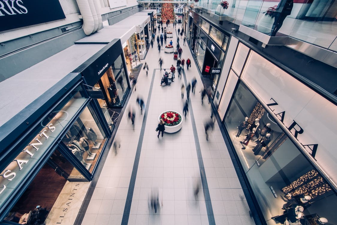 Tiendas de moda en un centro comercial.