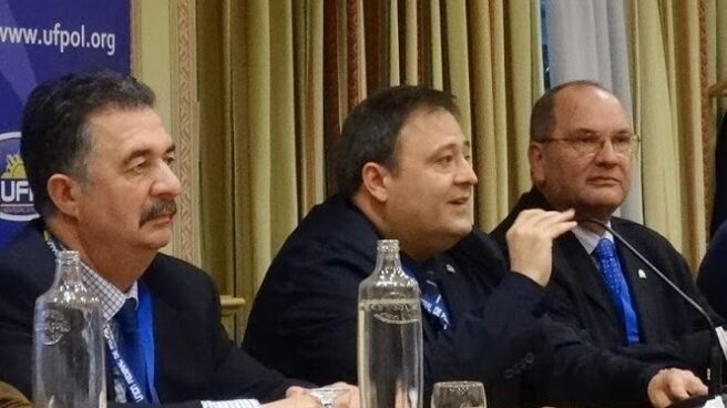 crisis-sindicato-policial-ufp-dimite-bloque-comité-provincia-condena-lider-nacional Víctor Duque, flanqueado por José Manuel Heredia y Juan Verdugo.