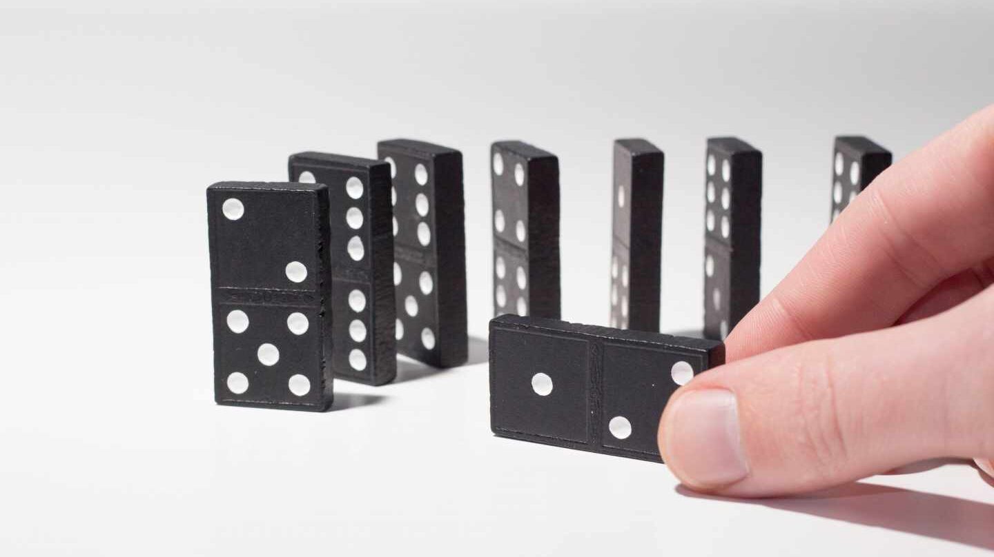 Jugar al dominó