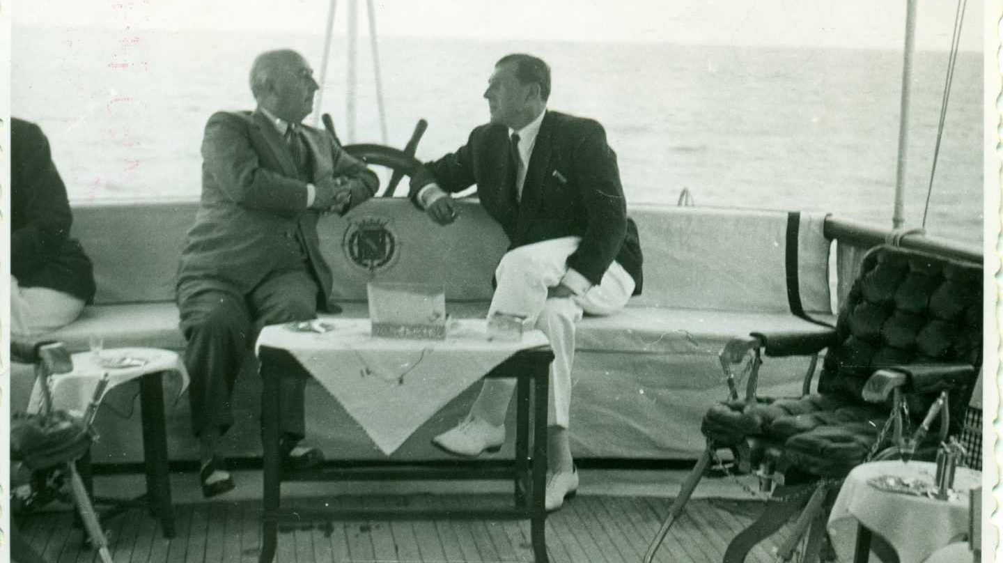 El 25 de agosto de 1948 tras años de enfrentamiento Don Juan y Franco se encontraron en el Azor frente a las costas de San Sebastián.