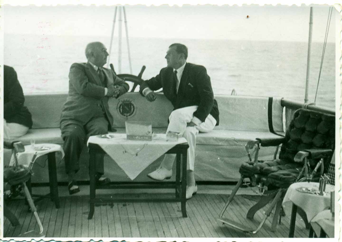 El 25 de agosto de 1948 tras años de enfrentamiento Don Juan y Franco se encontraron en el Azor frente a las costas de San Sebastián.