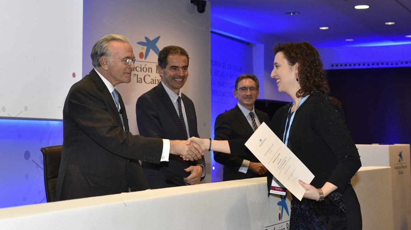 Isidro Fainé, entrega una beca de investigación de la Fundación La Caixa, en presencia de Manuel Heitor, ministro portugués de Ciencia, Tecnología y Enseñanza Superior; y Jaume Giró, director general de la institución catalana.