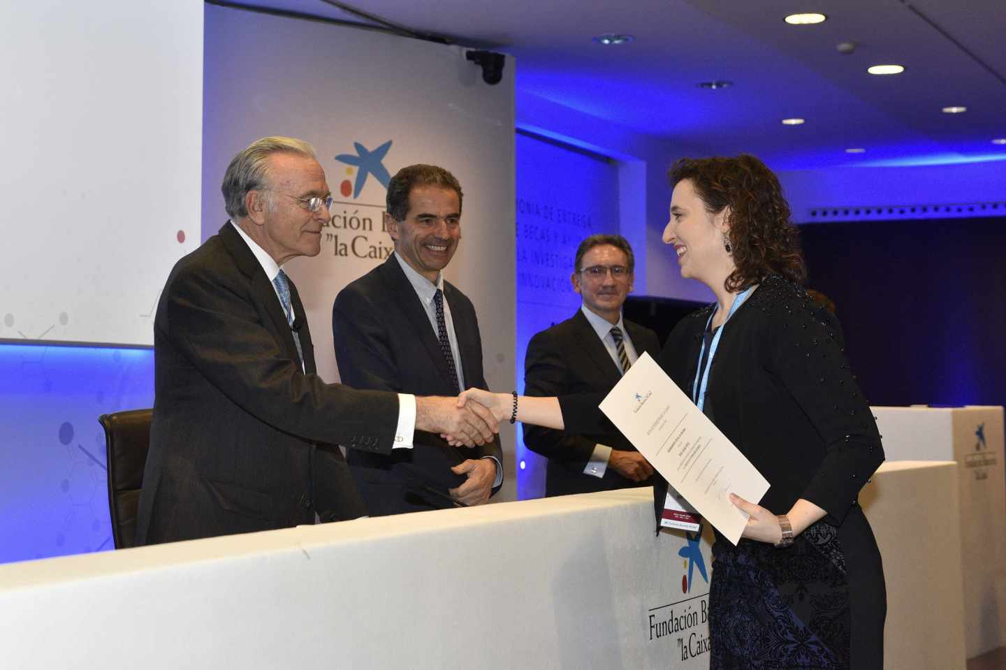Isidro Fainé, entrega una beca de investigación de la Fundación La Caixa, en presencia de Manuel Heitor, ministro portugués de Ciencia, Tecnología y Enseñanza Superior; y Jaume Giró, director general de la institución catalana.