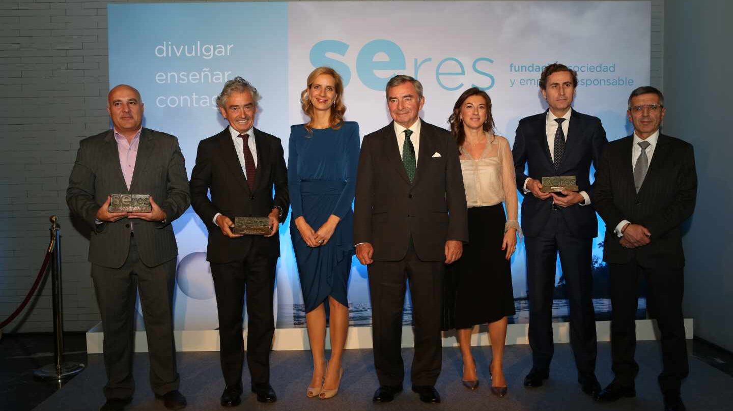 Foto de familia de los ganadores de los Premios SERES.