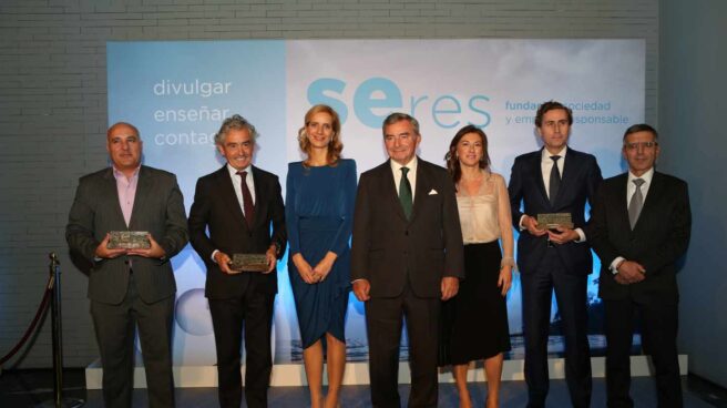 Foto de familia de los ganadores de los Premios SERES.