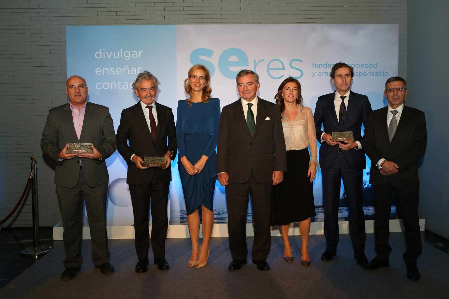 Foto de familia de los ganadores de los Premios SERES.