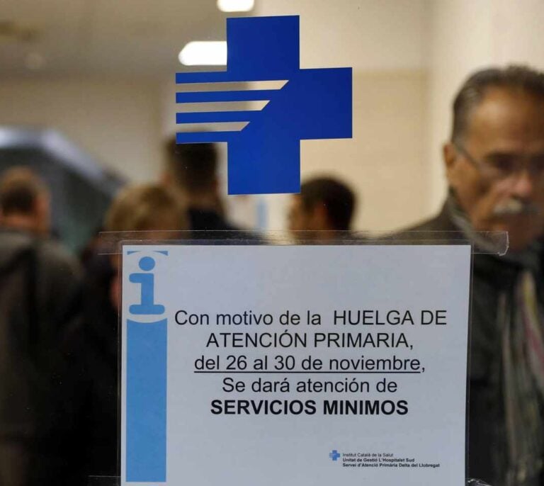 Los médicos cortan la Gran Vía en la primera jornada de huelga de la atención primaria