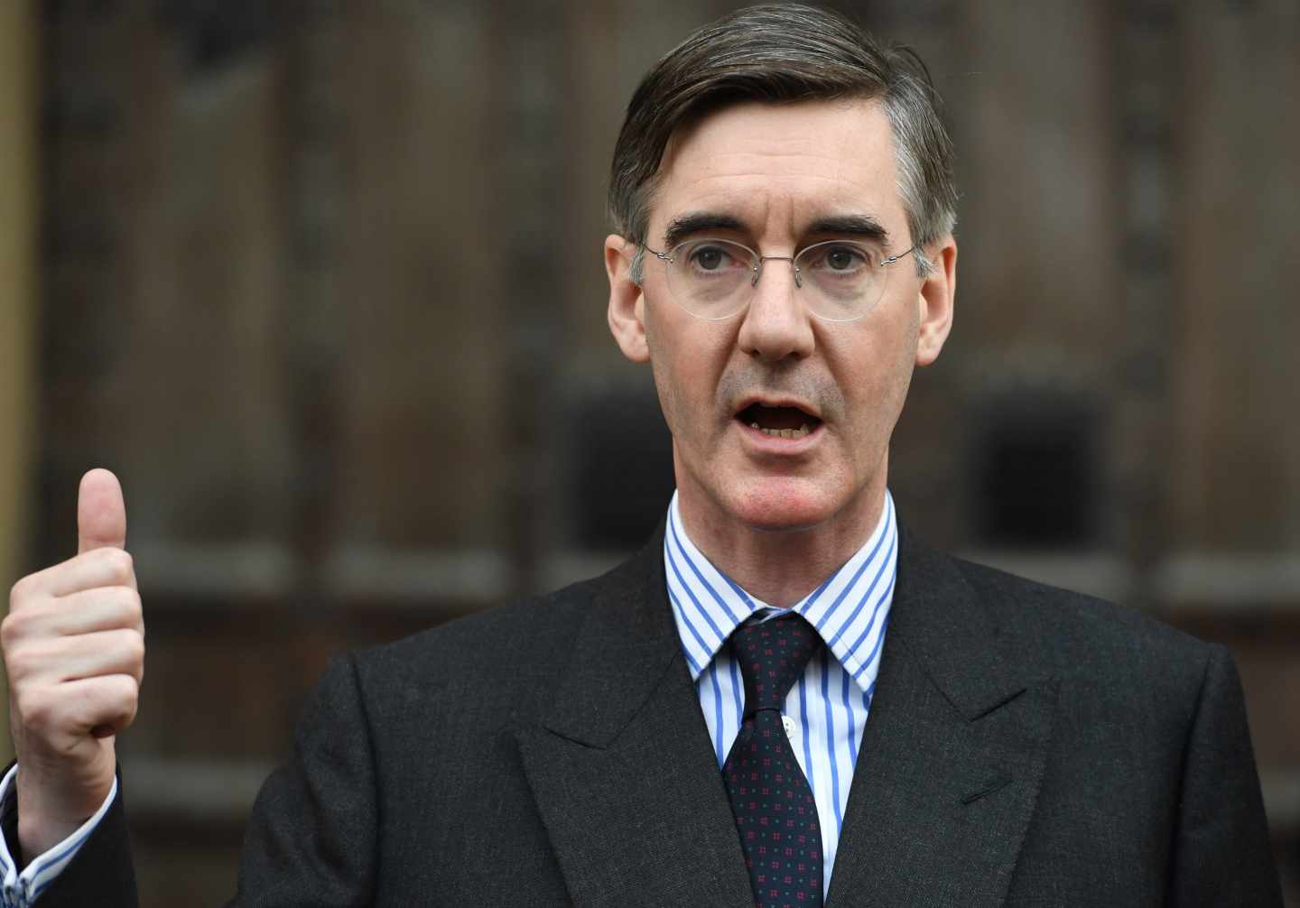 Jacob Rees-Mogg, el azote de la primera ministra May, desafía su liderazgo