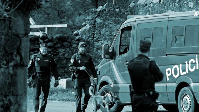 Agentes de la Policía Nacional durante una redada antidroga. . Agentes de la Policía Nacional durante una redada antidroga. .