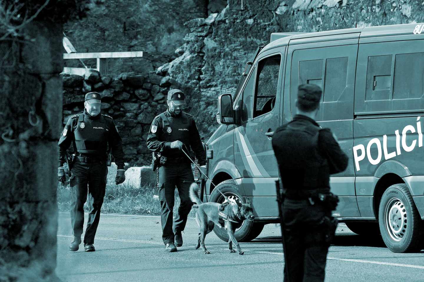 Agentes de la Policía Nacional durante una redada antidroga. .