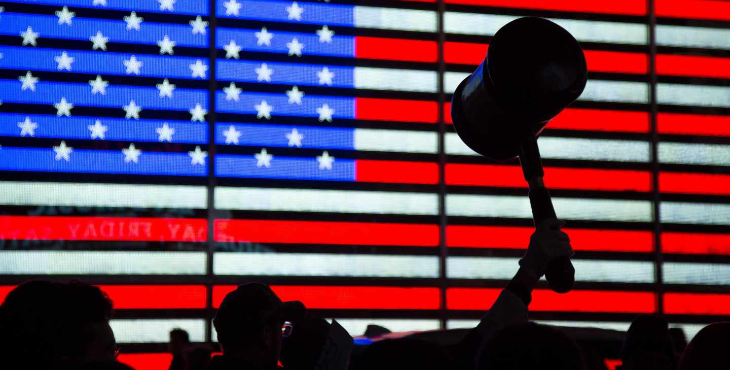 La bandera de EEUU en una protesta contra Trump