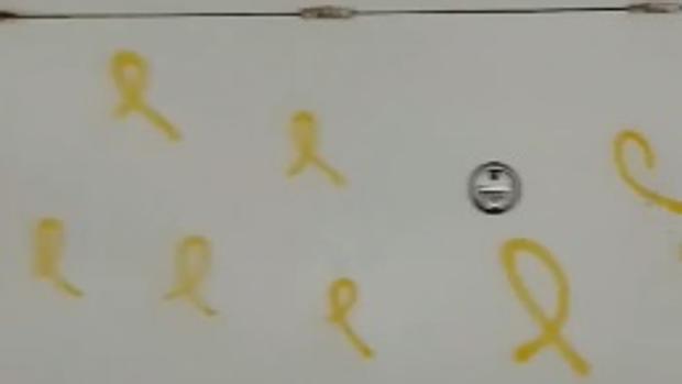 Pintan lazos amarillos en el garaje de Albiol, tras los ataques a Fernández y Llarena