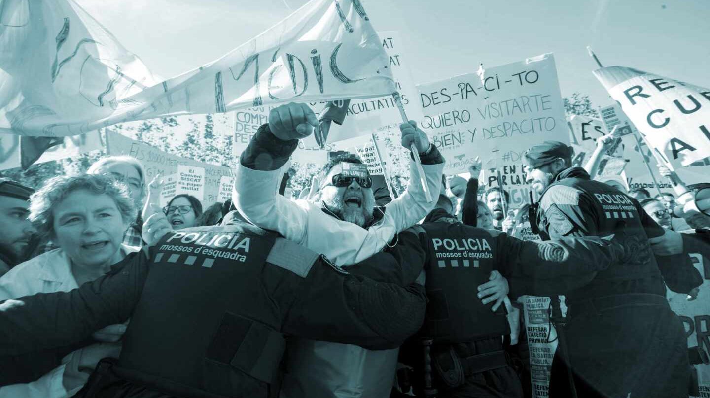 Mossos d'Esquadra tratan de impedir que los médicos de atención primaria que se concentran ante el Parlament entren en la cámara catalana