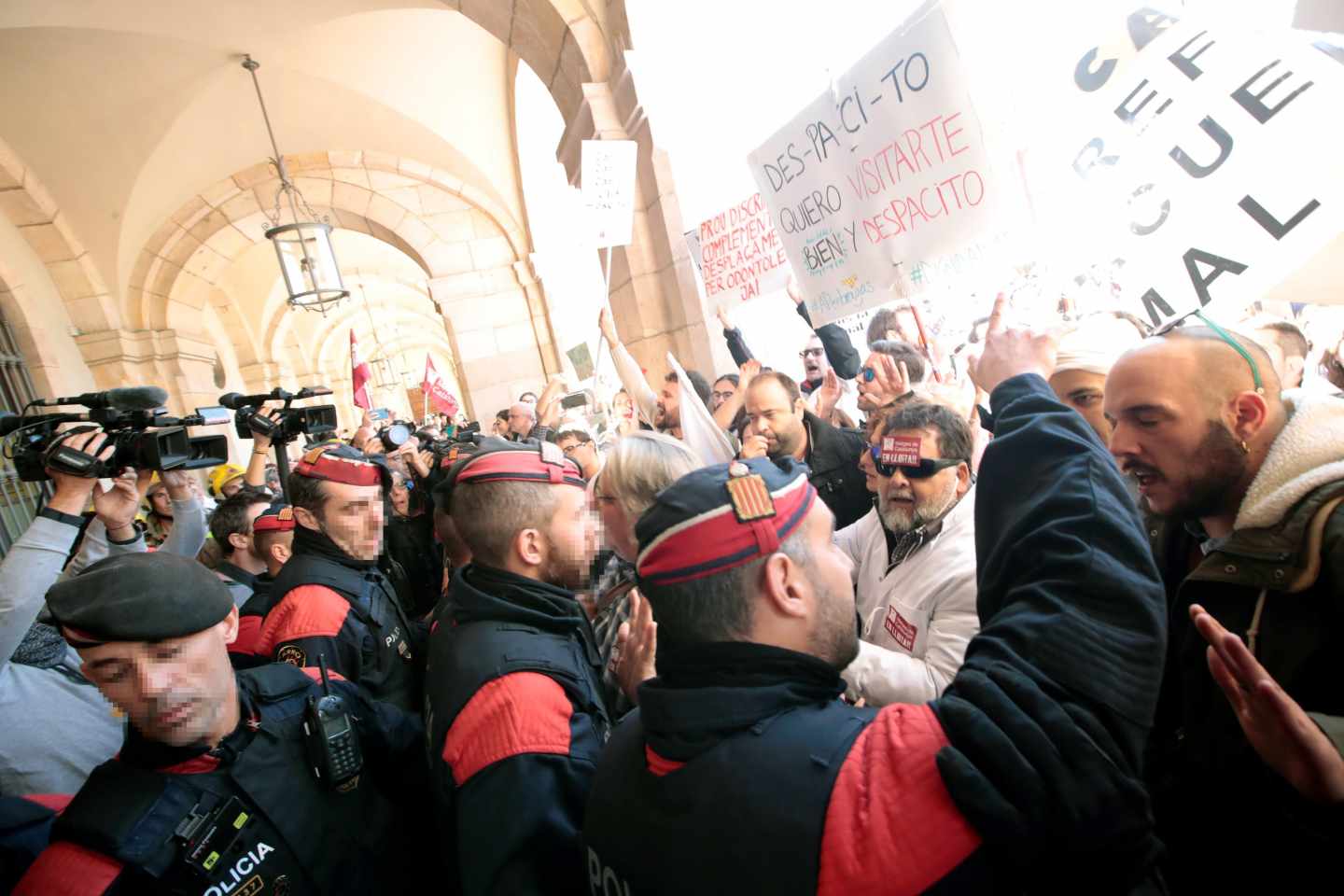 Torra agota su crédito: médicos, estudiantes y bomberos estallan contra el Govern