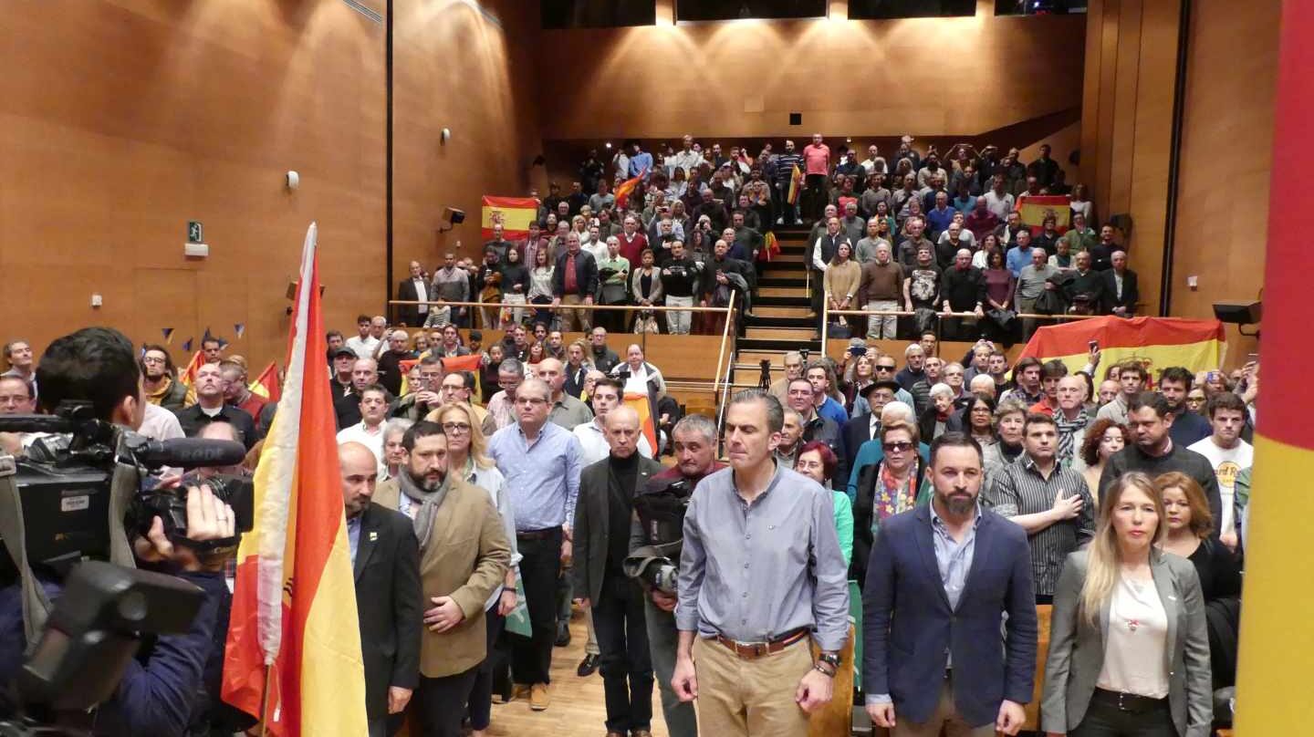 Momento en el que ha sonado el himno de España en la sala donde se ha celebrado el acto en Bilbao.