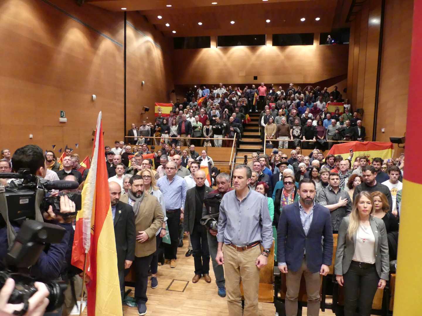 Momento en el que ha sonado el himno de España en la sala donde se ha celebrado el acto en Bilbao.