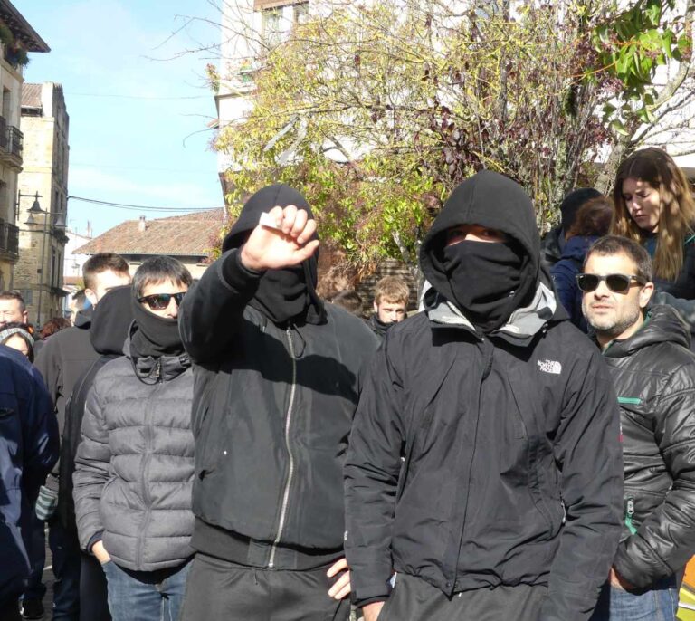 Grupos 'antifascistas' de Alsasua arremeten contra el párroco, el alcalde y la Policía foral