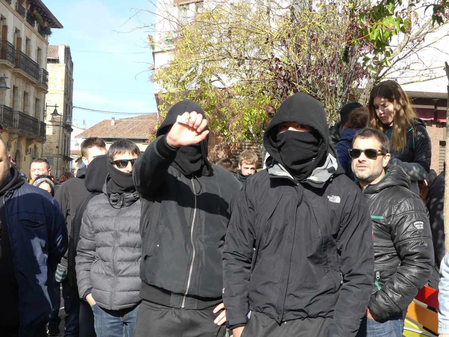 Jóvenes antisistema contra el acto de 'España Ciudadana' en Alsasua.
