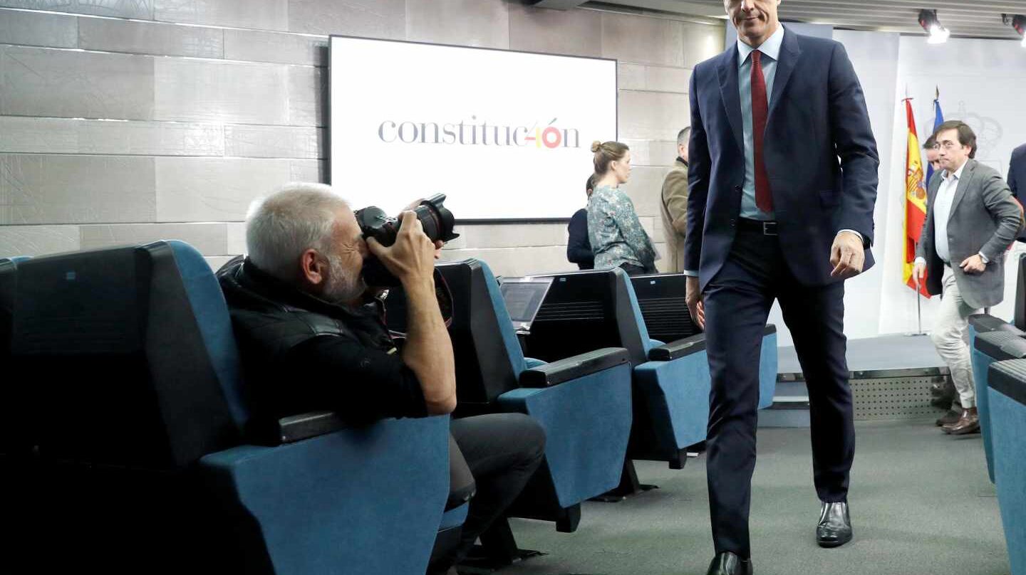 El presidente del Gobierno, Pedro Sánchez, tras su comparecencia hoy en el Palacio de la Moncloa, en Madrid, en la que ha anunciado que España ha alcanzado un acuerdo sobre Gibraltar y, por tanto, mañana levantará el veto en la reunión de líderes comunitarios y votará a favor del "brexit".