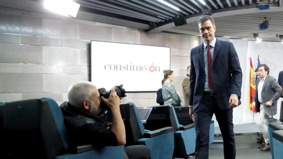 El presidente del Gobierno, Pedro Sánchez, tras su comparecencia hoy en el Palacio de la Moncloa, en Madrid, en la que ha anunciado que España ha alcanzado un acuerdo sobre Gibraltar y, por tanto, mañana levantará el veto en la reunión de líderes comunitarios y votará a favor del "brexit".